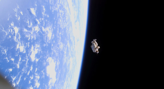 Illustration for article titled Astronaut suit spins out of control in macabre real life Gravity scene